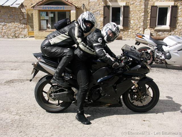 PICT5105 Sylvie teste la position passager de la ZX10 ... faut tre motiv !!!